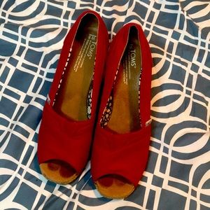 Toms. BEAUTIFUL RED Wedges!! 😍🥰Woman’s size 8 gently worn excellent condition